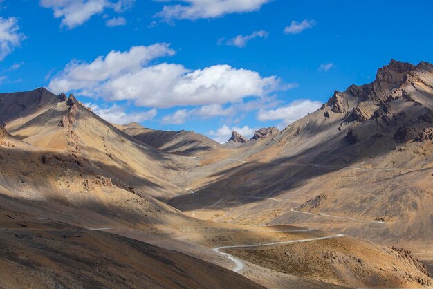 Paisagem montanhosa do Himalaia ao longo da estrada de Leh para Manali Estrada sinuosa e montanhas rochosas no Himalaia indiano Índia