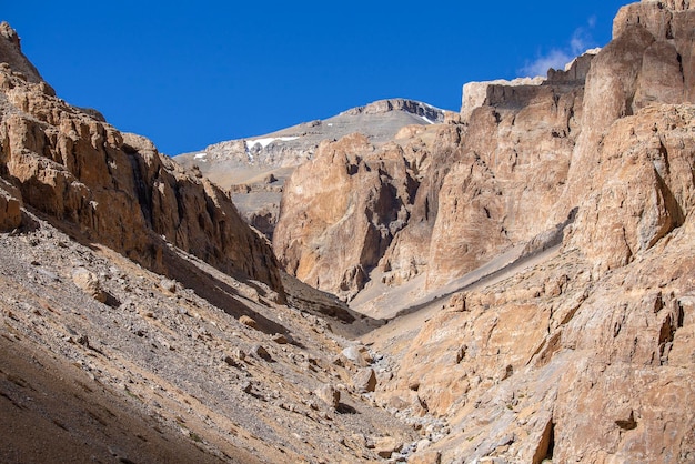 Paisagem montanhosa do himalaia ao longo da rodovia leh para manali majestosas montanhas rochosas no himalaia indiano índia