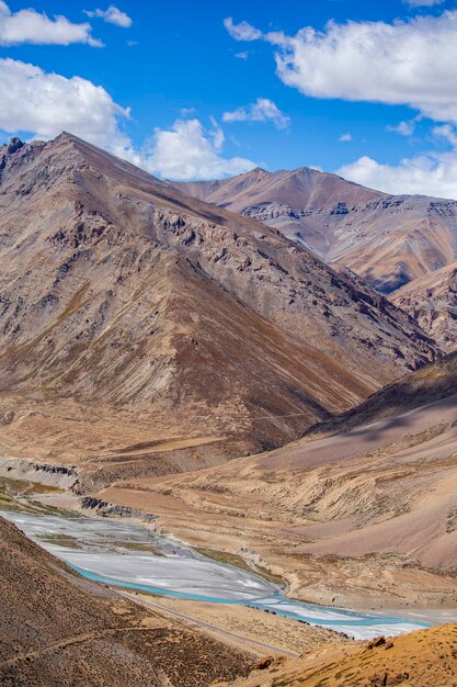 Paisagem montanhosa do Himalaia ao longo da rodovia Leh para Manali Majestosas montanhas rochosas no Himalaia indiano Índia