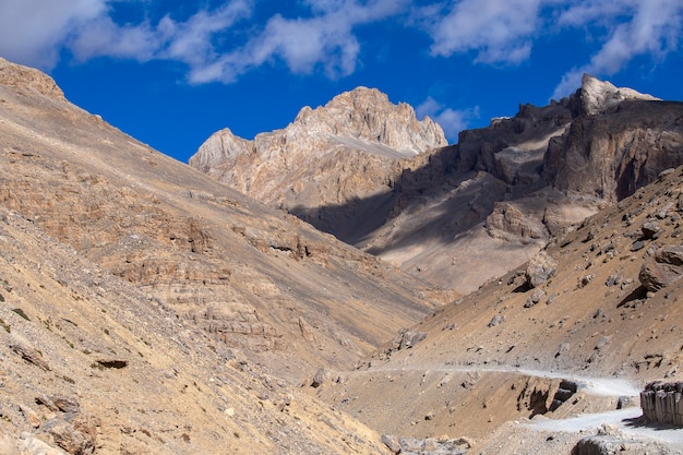 Paisagem montanhosa do himalaia ao longo da rodovia leh para manali, na índia. estrada sinuosa e montanhas rochosas majestosas na região indiana do himalaia, ladakh, jammu e caxemira, índia. natureza e conceito de viagens