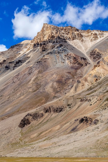 Paisagem montanhosa do himalaia ao longo da rodovia leh para manali, na índia. montanhas rochosas majestosas na região indiana do himalaia, ladakh, jammu e caxemira, índia. natureza e conceito de viagens