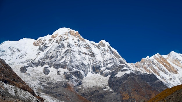 Paisagem montanhosa do Himalaia na região de Annapurna. Pico de Annapurna na cordilheira do Himalaia, Nepal. Caminhada no acampamento base de Annapurna. Montanhas nevadas, picos altos de Annapurna.