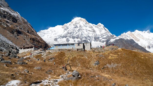 Paisagem montanhosa do Himalaia na região de Annapurna. Pico de Annapurna na cordilheira do Himalaia, Nepal. Caminhada no acampamento base de Annapurna. Montanhas nevadas, picos altos de Annapurna.