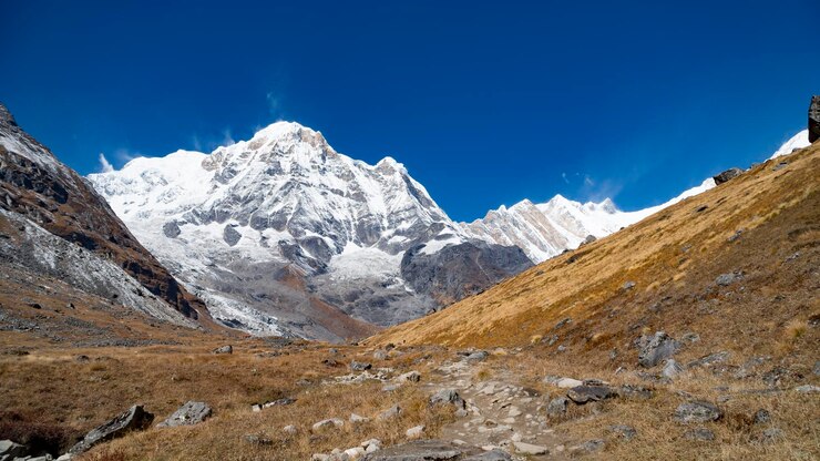 Paisagem montanhosa do Himalaia na região de Annapurna. Pico de Annapurna na cordilheira do Himalaia, Nepal. Caminhada no acampamento base de Annapurna. Montanhas nevadas, picos altos de Annapurna.