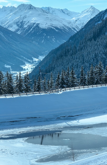 Paisagem montanhosa do inverno com lago. Região de esqui Kappl nas montanhas tirolesas, na Áustria.