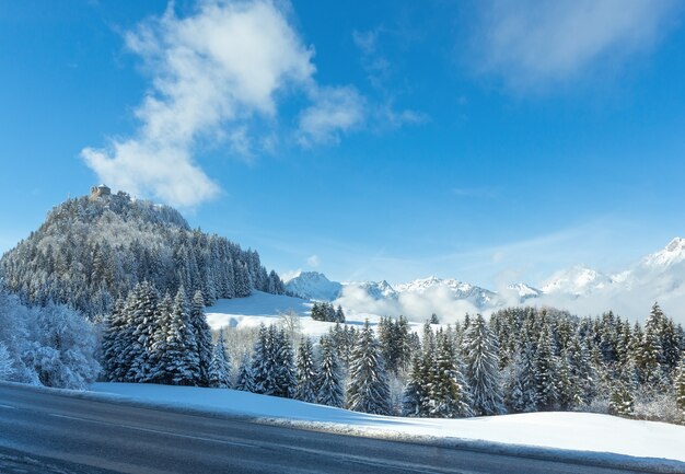 Paisagem montanhosa do inverno e o Castelo de Ehrenberg no topo da colina (Áustria, Baviera).