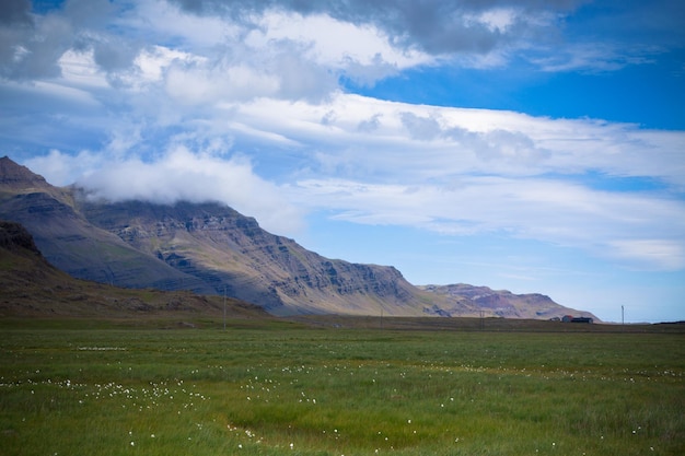 Paisagem montanhosa do sul da Islândia
