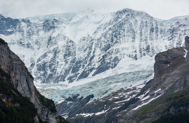 Paisagem montanhosa dos Alpes de verão com geleiras e topos rochosos cobertos de neve na Suíça