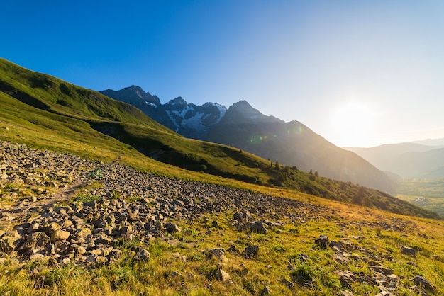 Paisagem montanhosa dos Alpes franceses, Massif des Ecrins. Paisagem alpina em grande altitude com geleira