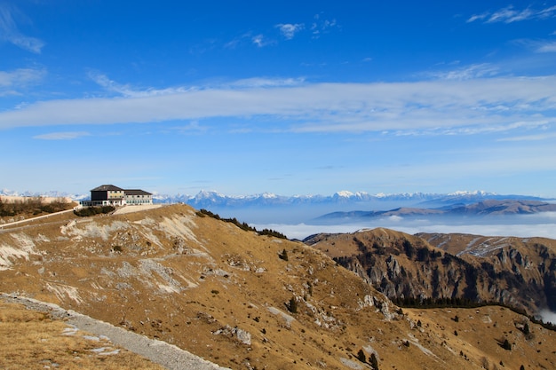 Paisagem montanhosa dos Alpes italianos. Vista do topo do "Monte Grappa".