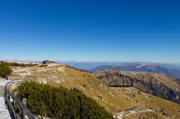 Paisagem montanhosa dos Alpes italianos. Vista do topo do "Monte Grappa".