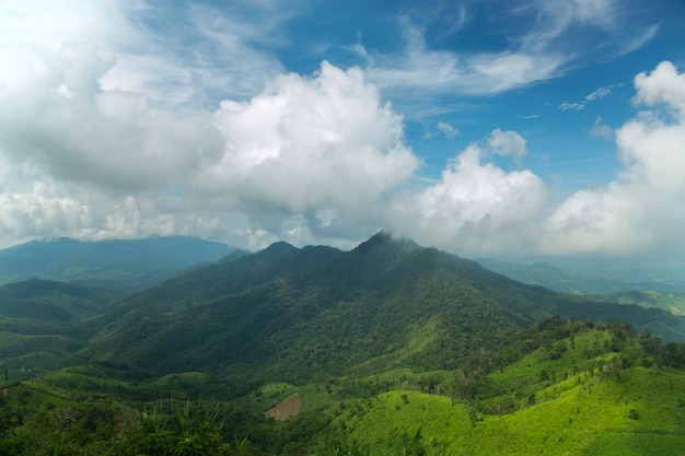 Paisagem montanhosa durante o dia.