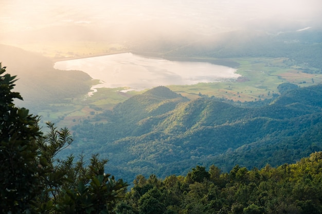 Paisagem montanhosa durante o nascer do sol. lago e cordilheira, Parque Nacional de Ramkhamhaeng, Tailândia