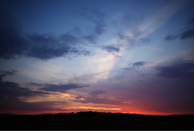 Paisagem montanhosa e céu ao pôr-do-sol