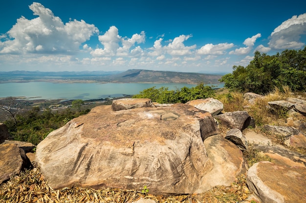 Paisagem montanhosa e rio no céu azul