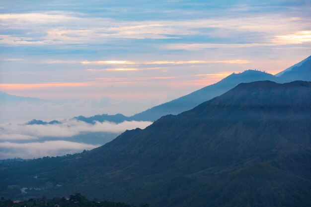 Paisagem montanhosa em Bali Indonésia Vulcões Batur e Agung no nascer do sol