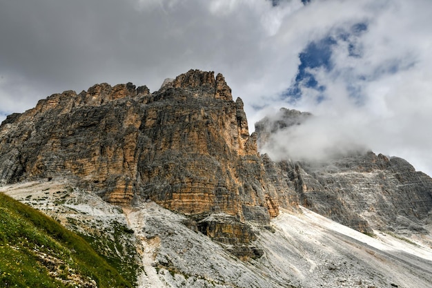 Paisagem montanhosa em torno do parque Tre Cime, na Itália, em um dia de verão nebuloso e nublado