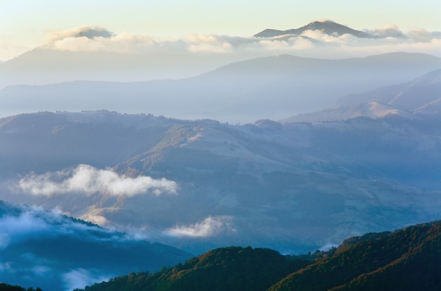 Paisagem montanhosa enevoada de outono pela manhã (cárpatos, ucrânia)