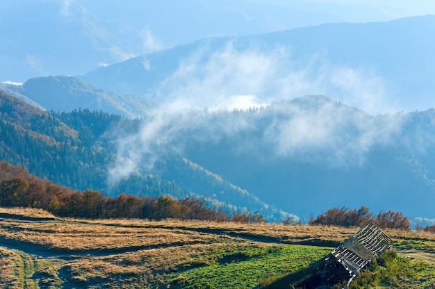 Paisagem montanhosa enevoada de outono pela manhã (cárpatos, ucrânia)