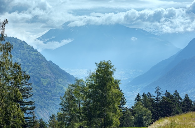 Paisagem montanhosa enevoada de verão (Alpes, Suíça)