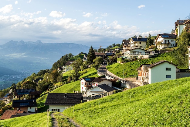 paisagem montanhosa ensolarada nos Alpes, conceito de turismo