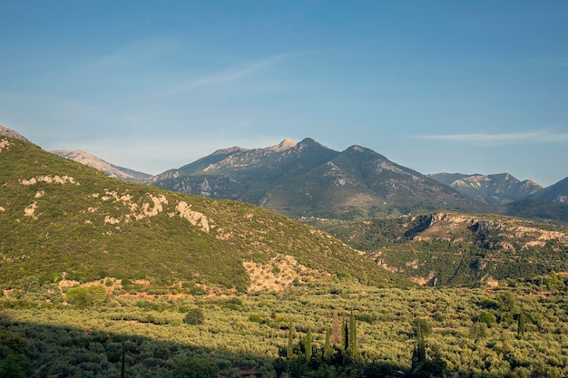 Foto paisagem montanhosa grega tranquila com belas paisagens naturais no vale rural