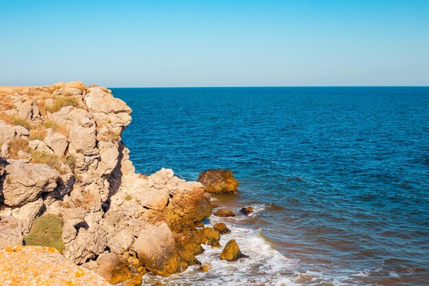 Paisagem montanhosa Mar azul e costa montanhosa rochosa Vista superior da baía marítima