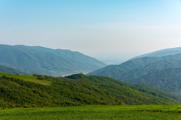 Paisagem montanhosa, montanhas verdes de primavera, terras altas