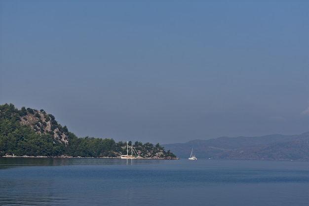 Paisagem montanhosa na costa do Mar Egeu