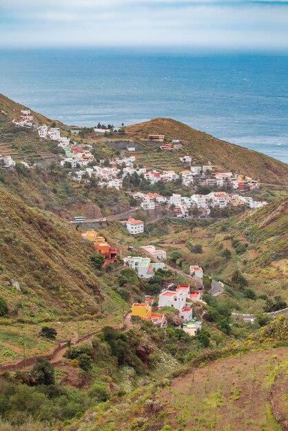 Paisagem montanhosa na ilha tropical de Tenerife