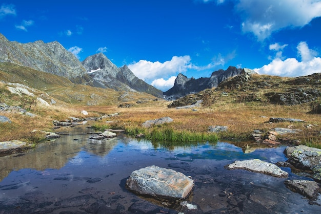 Paisagem montanhosa no alto vale de brembana na Itália com pizzo de Diavolo