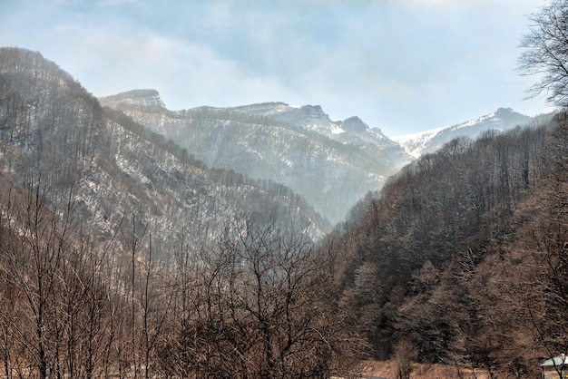 Foto paisagem montanhosa no desfiladeiro de alagir, na ossétia do norte