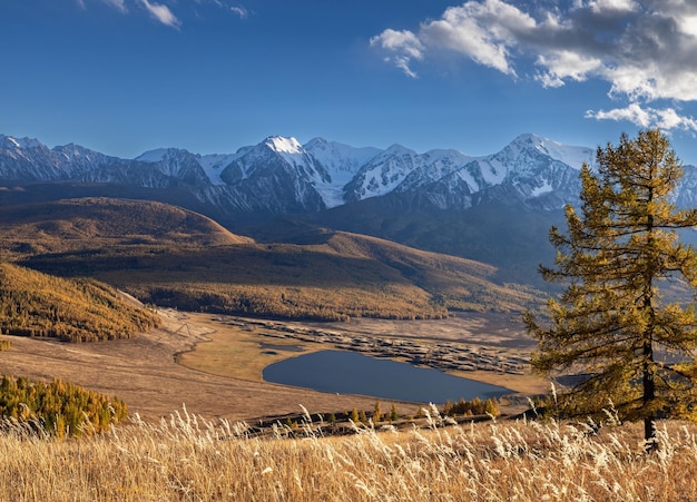 Paisagem montanhosa no fundo de uma geleira do lago e céu azul no outono