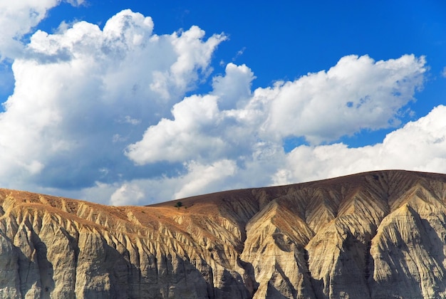 Foto paisagem montanhosa no fundo do céu azul