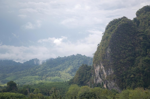 Paisagem montanhosa no melhor momento do oeste da Tailândia Viagem e alegria