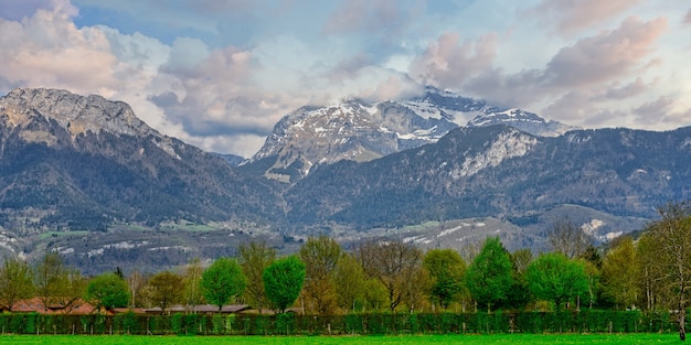 Paisagem montanhosa nos alpes franceses annecy