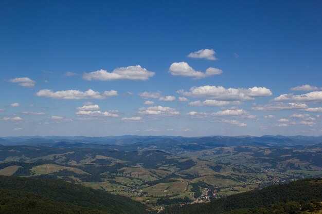 Foto paisagem montanhosa nos cárpatos. céu com nuvens, montanhas na névoa, floresta.