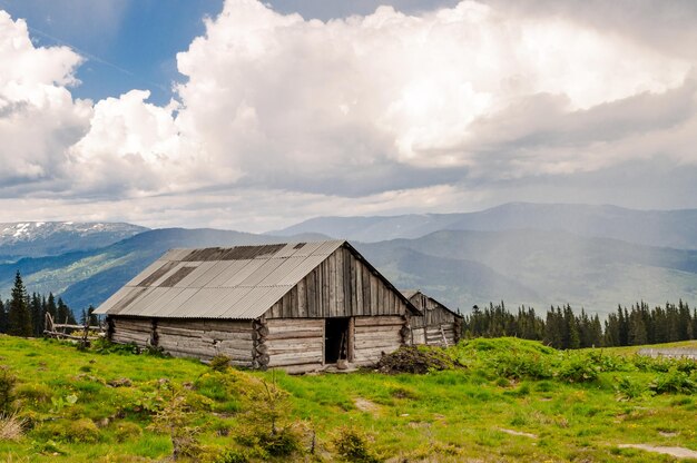 Paisagem montanhosa nos Cárpatos ucranianos