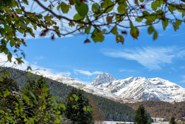 Paisagem montanhosa nos Pirinéus com o Pic du Midi de Bigorre