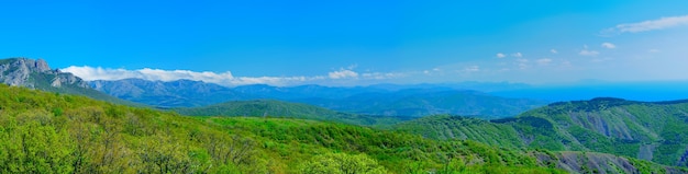 paisagem montanhosa prado com gramado verde pequena vila e colinas ao longe