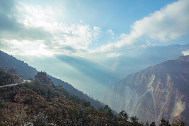 Paisagem montanhosa, rios do Himalaia e meditação da montanha do Nepal na selva