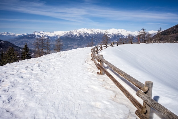 Paisagem montanhosa sob neve no inverno e lago congelado