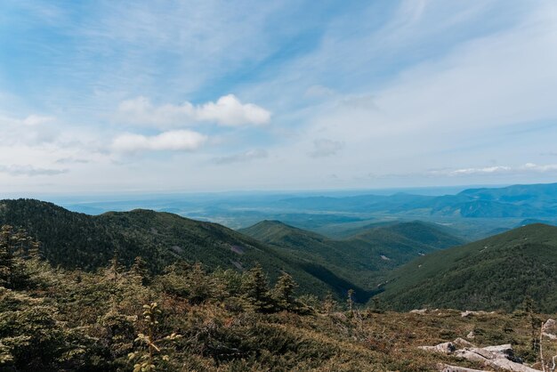 Paisagem montanhosa Vista do pico de montanha do Monte Pidan Livadia Rússia Vladivostok