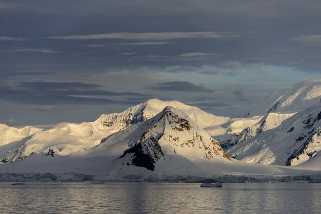 Paisagem na Antártica ao pôr do sol