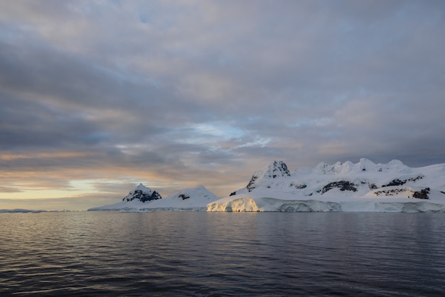 Paisagem na Antártica ao pôr do sol