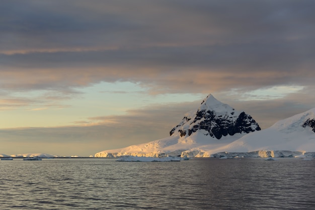 Paisagem na Antártica ao pôr do sol