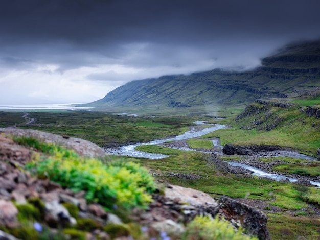 Paisagem na Islândia É um lugar famoso na Islândia Um vale de montanha e nuvens Paisagem natural no verão Imagem de viagem