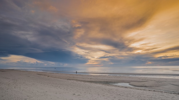 Paisagem na manhã da praia de pranburi