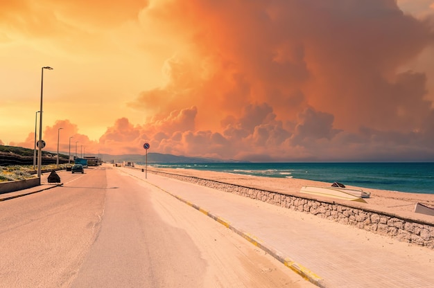 Paisagem na praia ao pôr do sol