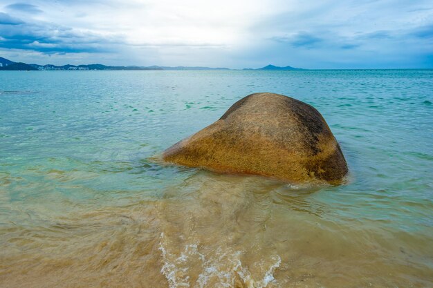 Paisagem na praia brasileira com mar e céu azul de pedra grande